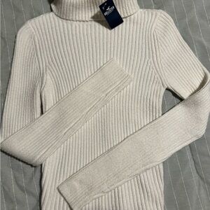 Hollister Women's Off-White Ribbed Turtleneck Sweater